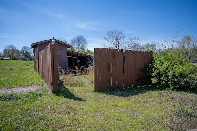 view of yard with an outdoor structure