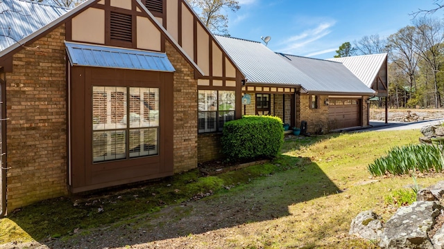 view of side of property featuring a lawn and a garage