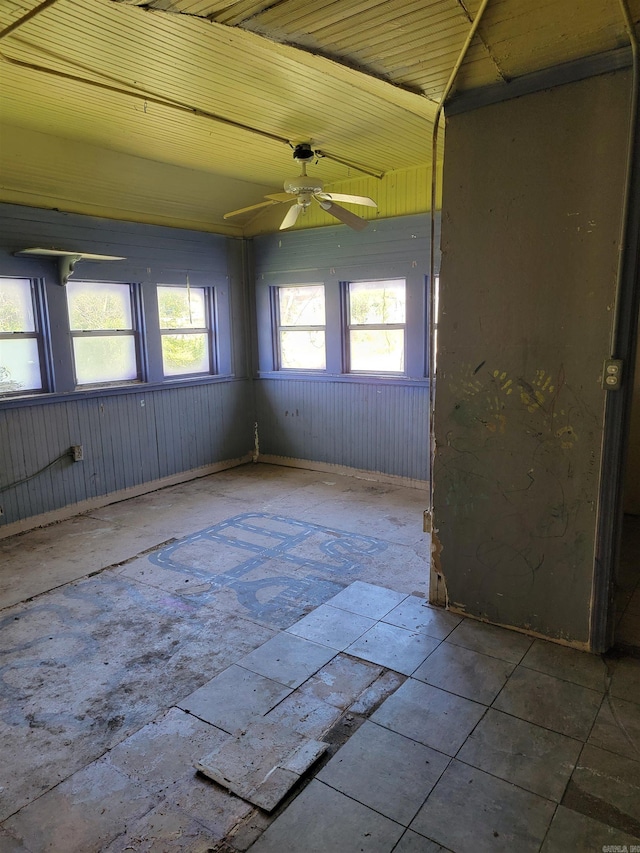 empty room with ceiling fan