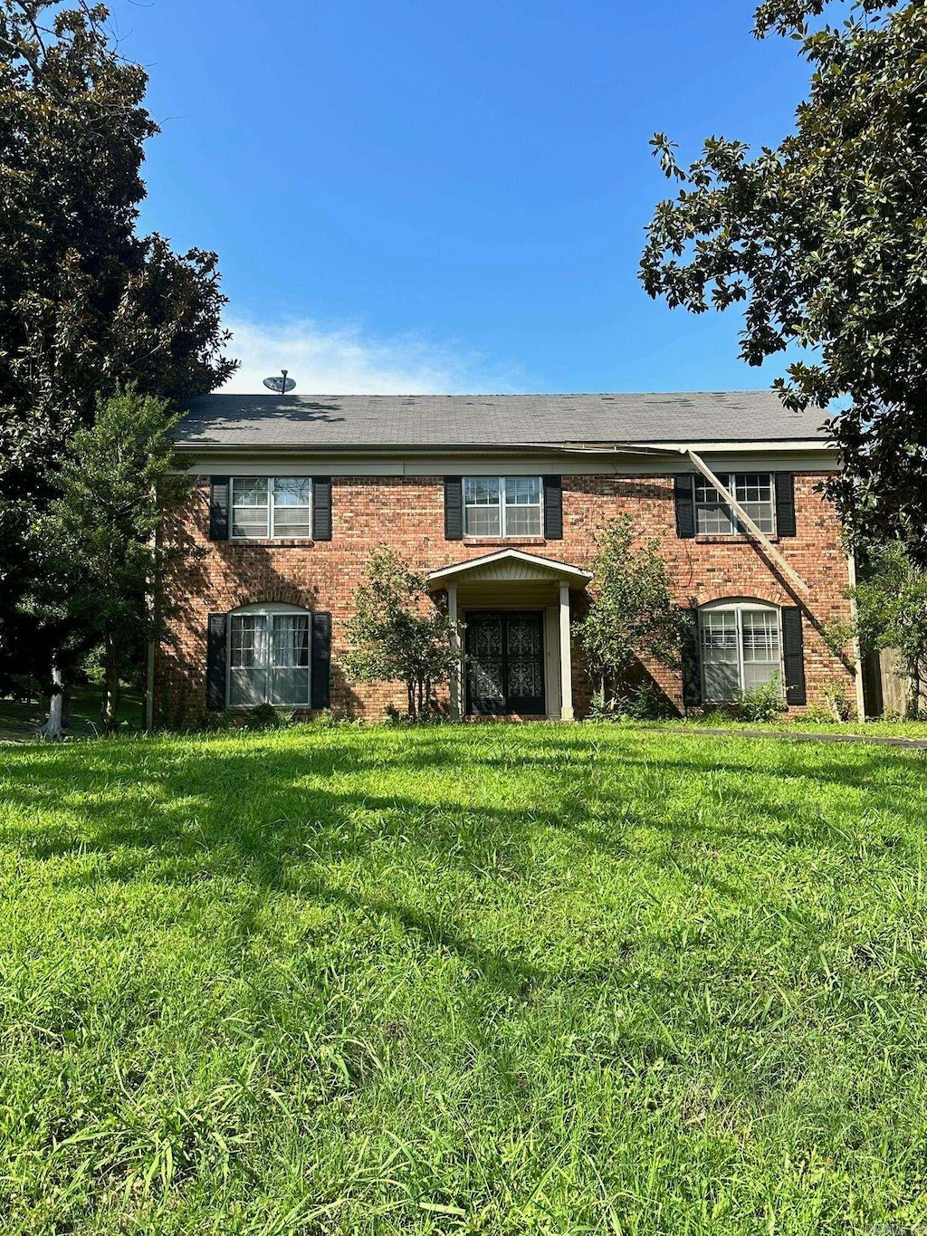 view of front of property with a front lawn