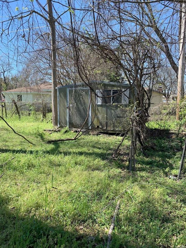 view of yard featuring an outdoor structure