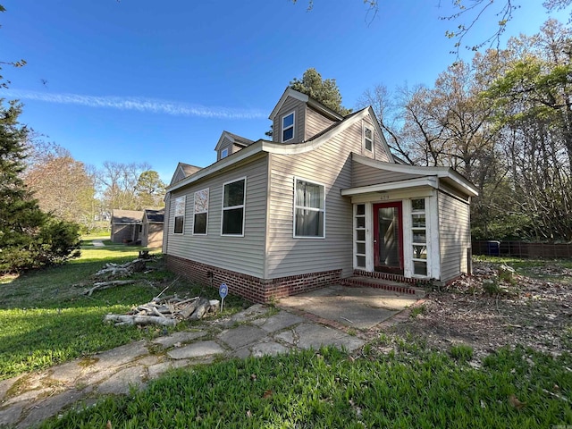 view of front of property with a front lawn