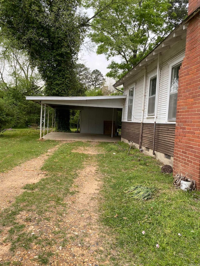 view of yard featuring a carport