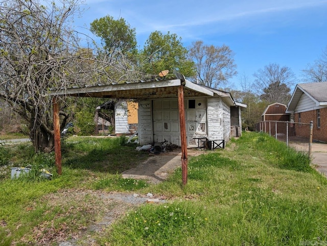 view of shed / structure with a lawn