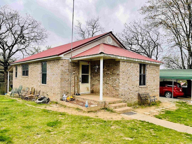 view of front of house with a carport and a front yard