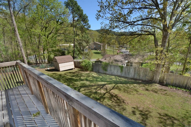 view of yard featuring a shed