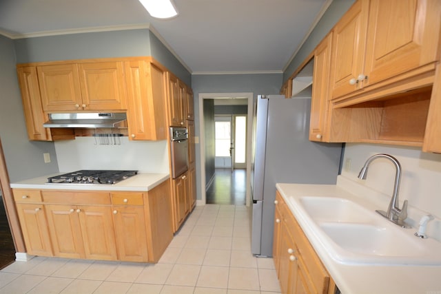 kitchen featuring crown molding, stainless steel appliances, light wood-type flooring, and sink