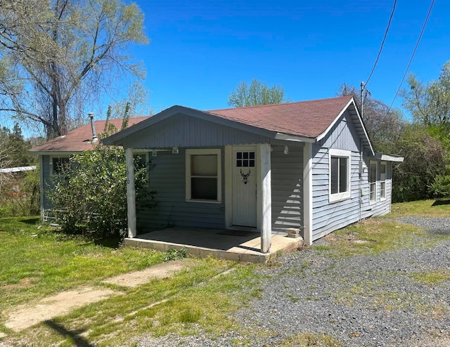 view of front of property with a front yard