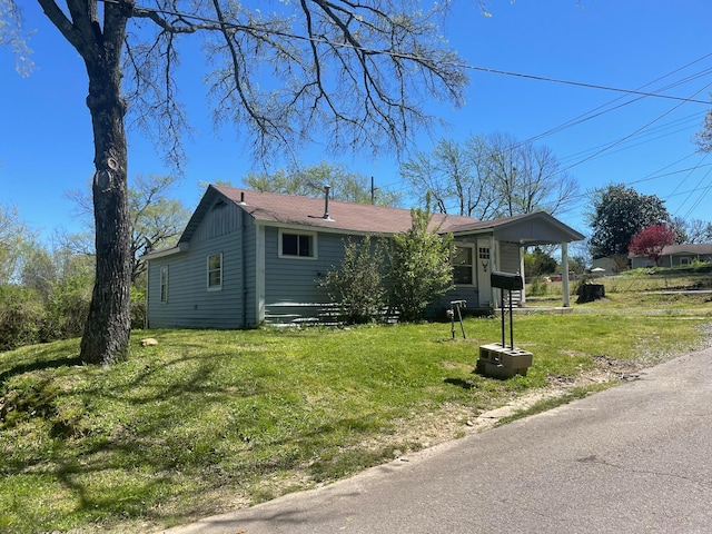 view of front of home featuring a front lawn