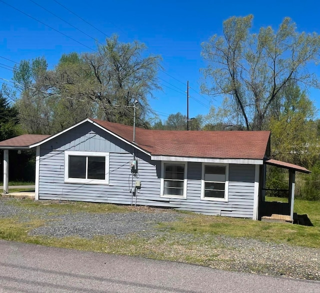 single story home featuring a front lawn