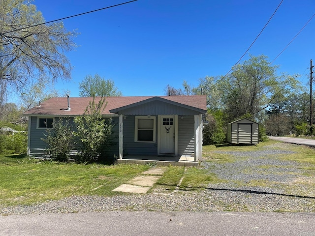 view of front of home with a front yard and an outdoor structure