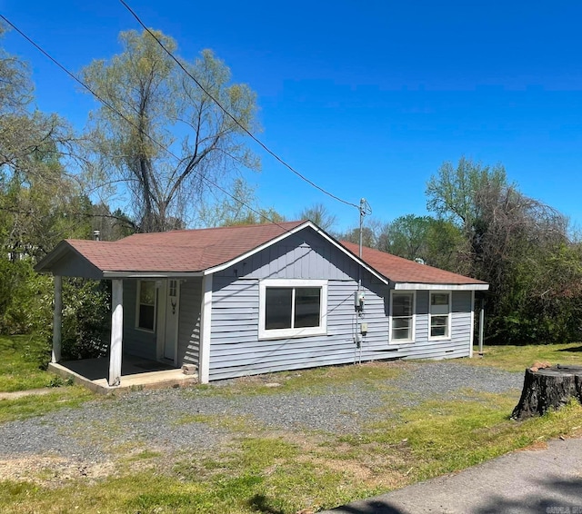 view of front of house featuring a front yard