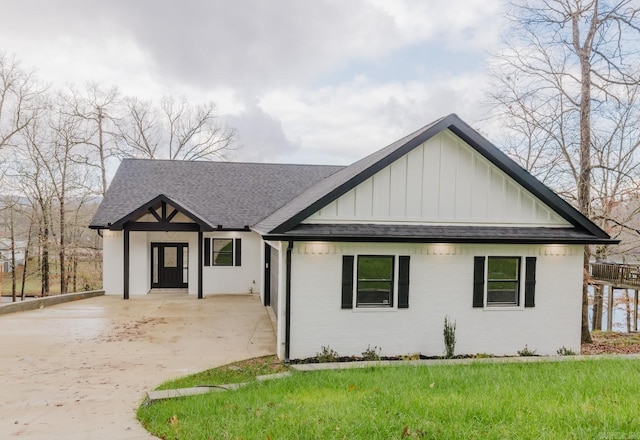 view of front of home featuring a front yard