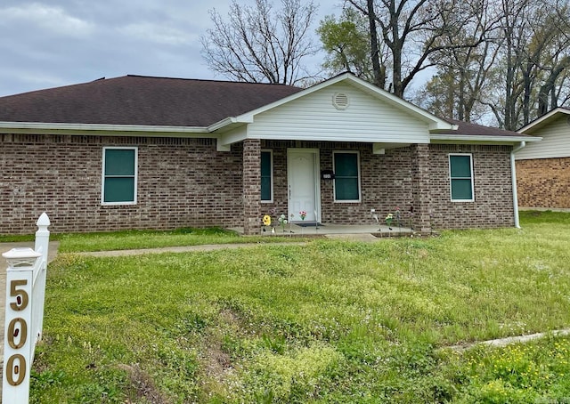 ranch-style home featuring a front lawn