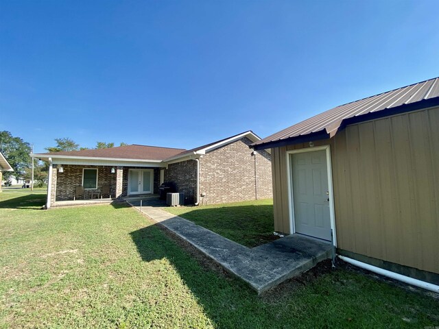 500 E Ingram St, E Camden, AR 71701 - exterior space featuring a lawn and brick siding