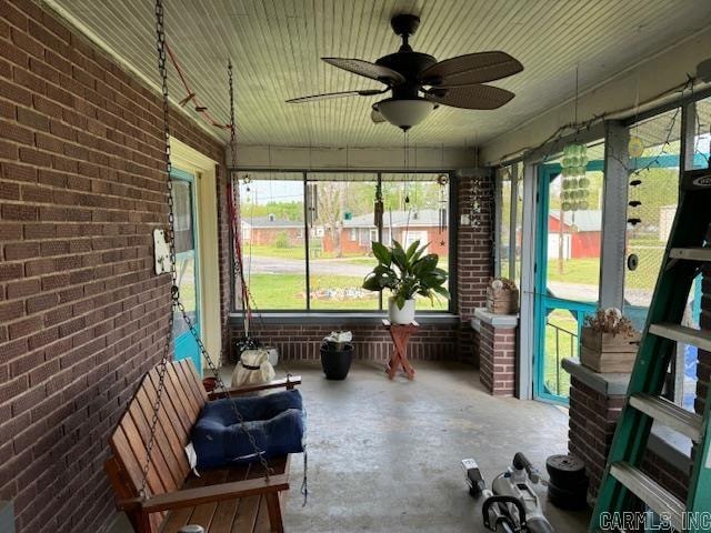 sunroom featuring ceiling fan