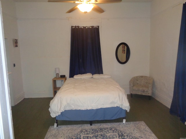 bedroom with ceiling fan and baseboards