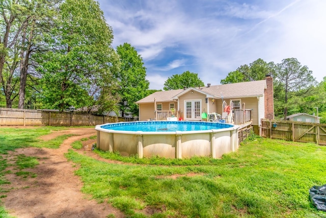 view of swimming pool featuring a lawn