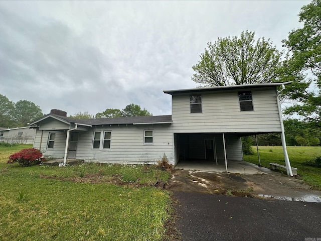 view of front of property featuring a carport and a front yard