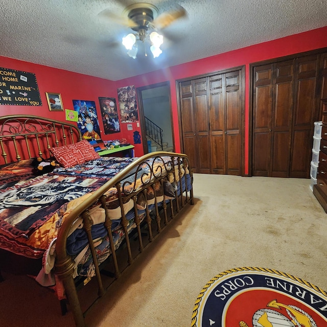 bedroom featuring a textured ceiling, ceiling fan, and light carpet