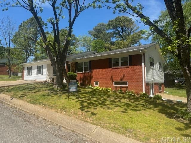 view of front of house with a front lawn