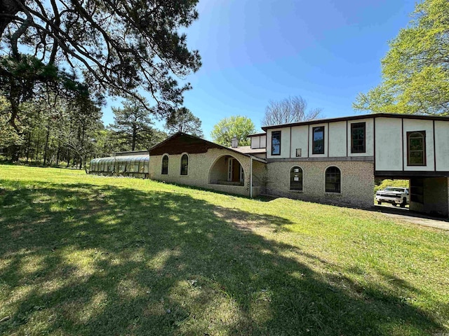 view of front of property featuring a front lawn