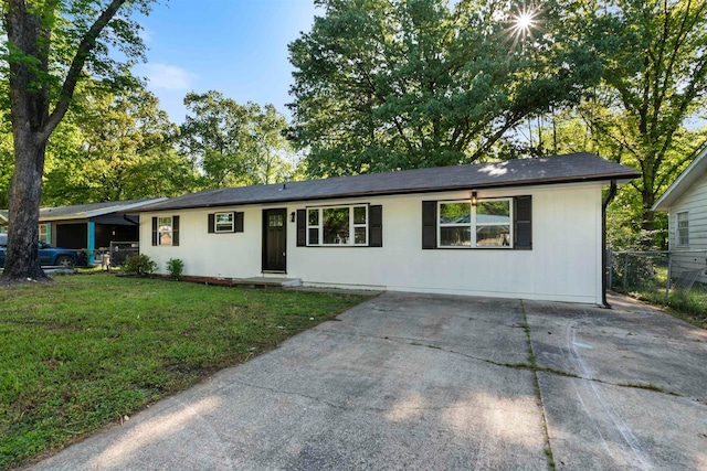 ranch-style house featuring a front lawn