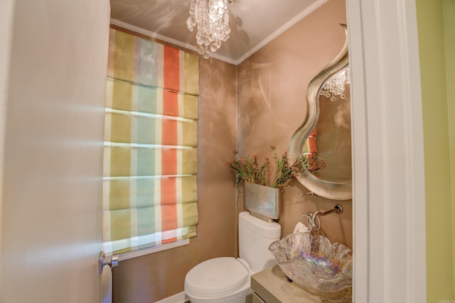 bathroom with ornamental molding, an inviting chandelier, and toilet