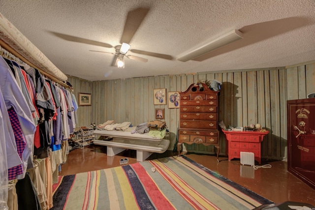 bedroom featuring ceiling fan and a textured ceiling