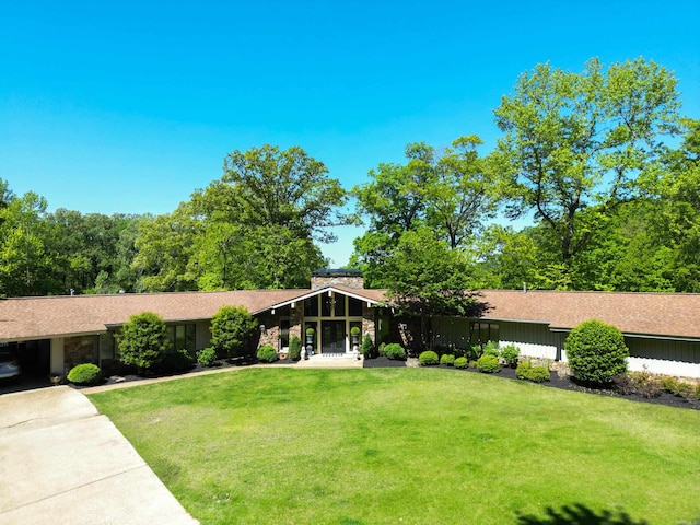 ranch-style home featuring a front lawn