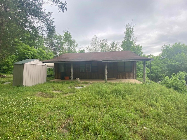 view of yard featuring a storage unit