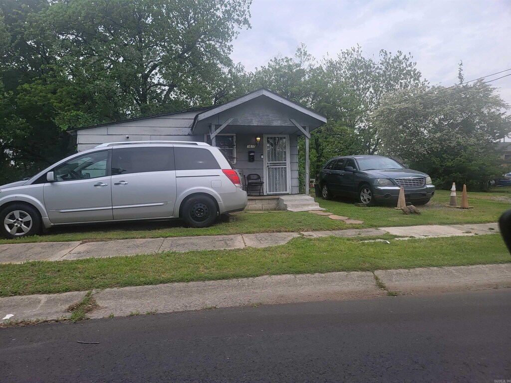 view of front of home featuring a front lawn