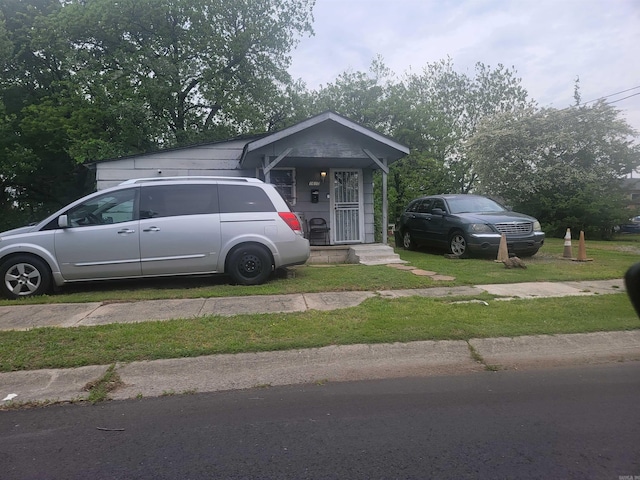 view of front of home featuring a front lawn