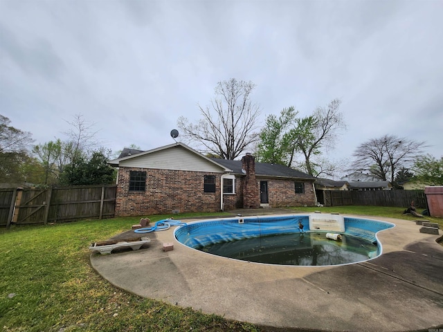 view of swimming pool featuring a lawn