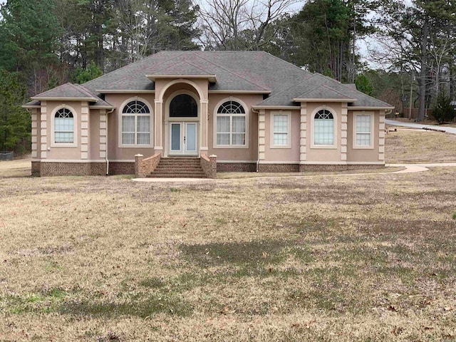 view of front of property featuring a front yard