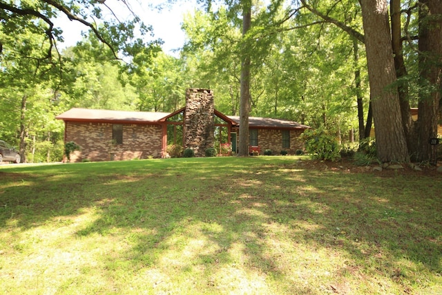 view of front of property featuring a front yard