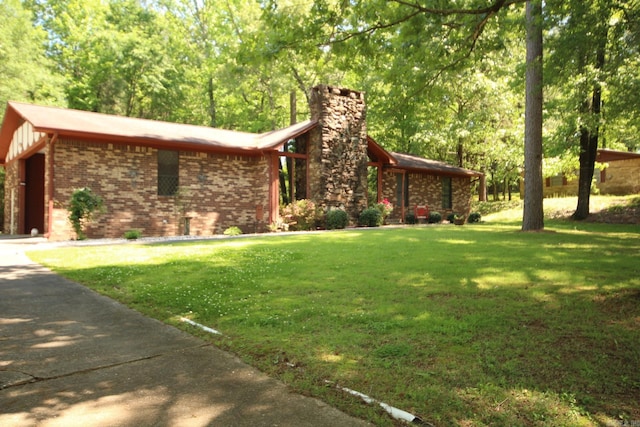 view of front of property featuring a front yard