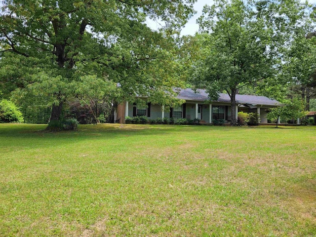 view of front of property with a front yard