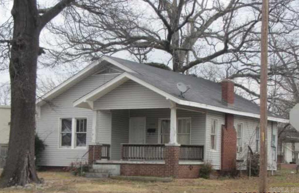 bungalow-style house featuring covered porch