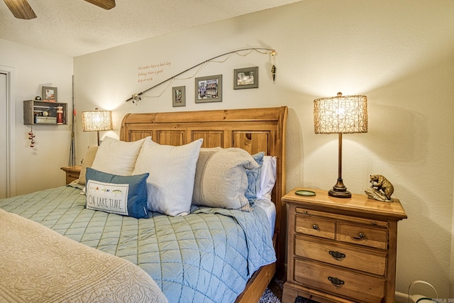 bedroom featuring ceiling fan and a textured ceiling