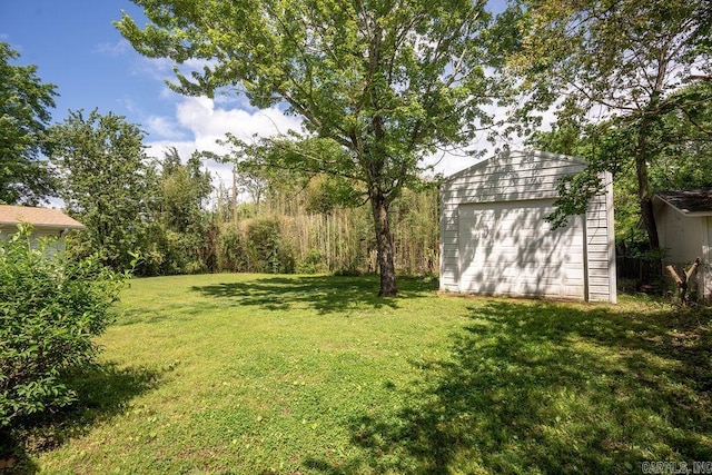 view of yard featuring an outdoor structure and a garage