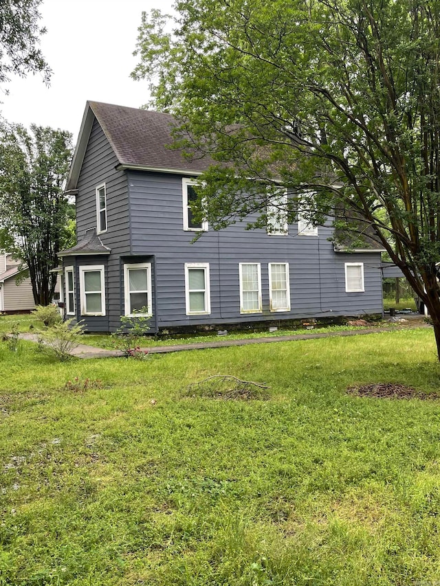 view of front of property featuring a front lawn