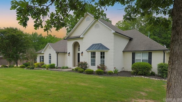 view of front of home featuring a yard