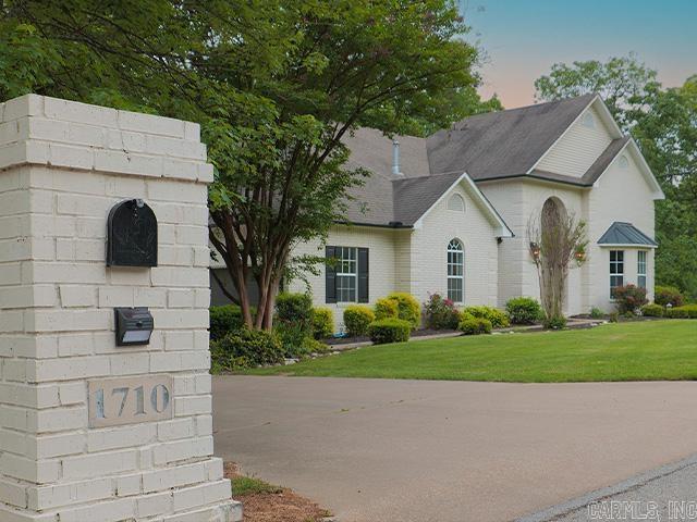 view of front of house featuring a lawn