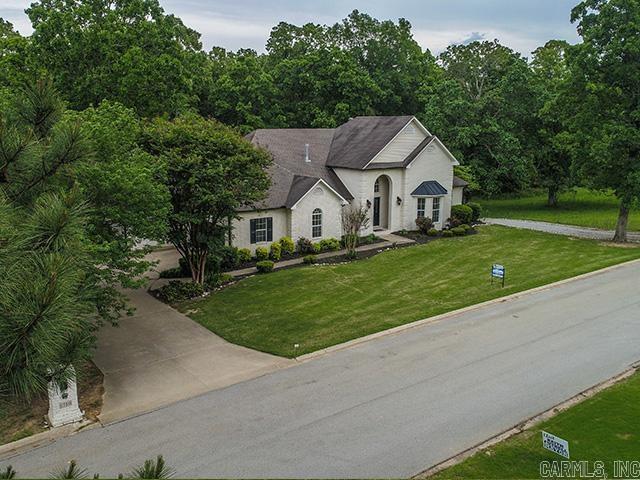 view of front of property featuring a front yard