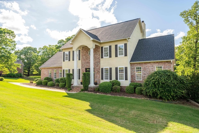 view of front of property featuring a front lawn