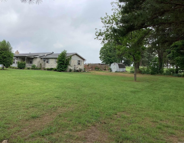 view of yard with a shed