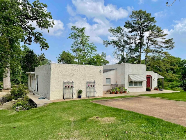 view of front facade with a front lawn