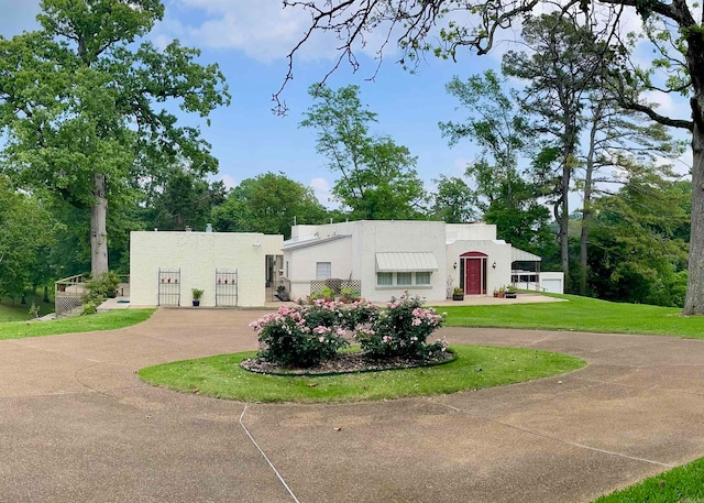 view of front of property featuring a front lawn