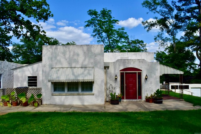 view of front of home featuring a front yard